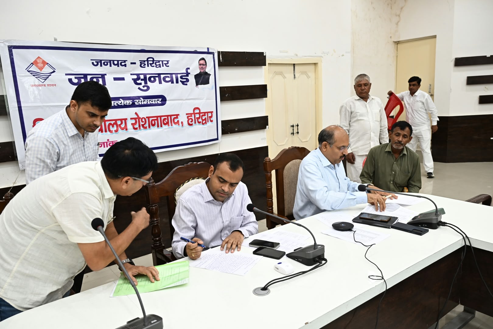 जनपद वासियों की समस्याओं को त्वरित निस्तारण के उदेश्य से जिलाधिकारी मयूर दीक्षित की अध्यक्षता में प्रत्येक सोमवार को आयोजित किया जा रहा है जन सुनवाई कार्यक्रम 3