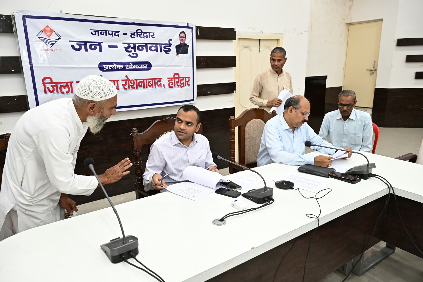 जनपद वासियों की समस्याओं को त्वरित निस्तारण के उदेश्य से जिलाधिकारी मयूर दीक्षित की अध्यक्षता में प्रत्येक सोमवार को आयोजित किया जा रहा है जन सुनवाई कार्यक्रम 6