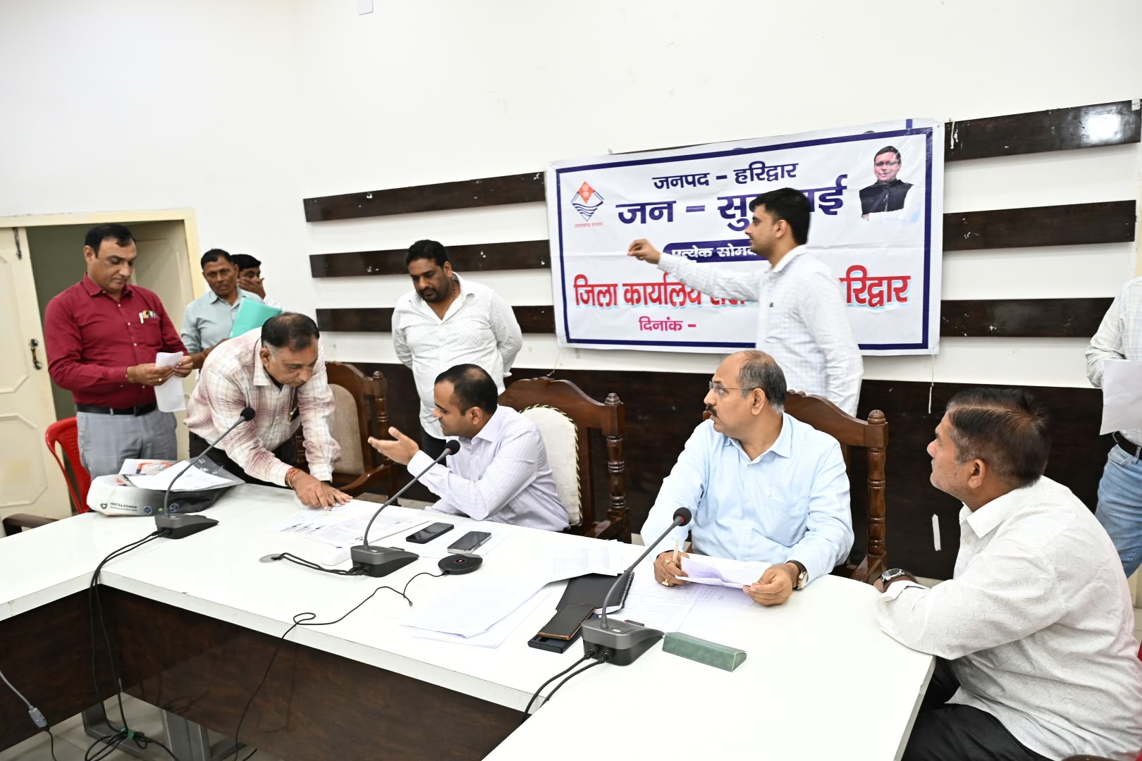 जनपद वासियों की समस्याओं को त्वरित निस्तारण के उदेश्य से जिलाधिकारी मयूर दीक्षित की अध्यक्षता में प्रत्येक सोमवार को आयोजित किया जा रहा है जन सुनवाई कार्यक्रम 9
