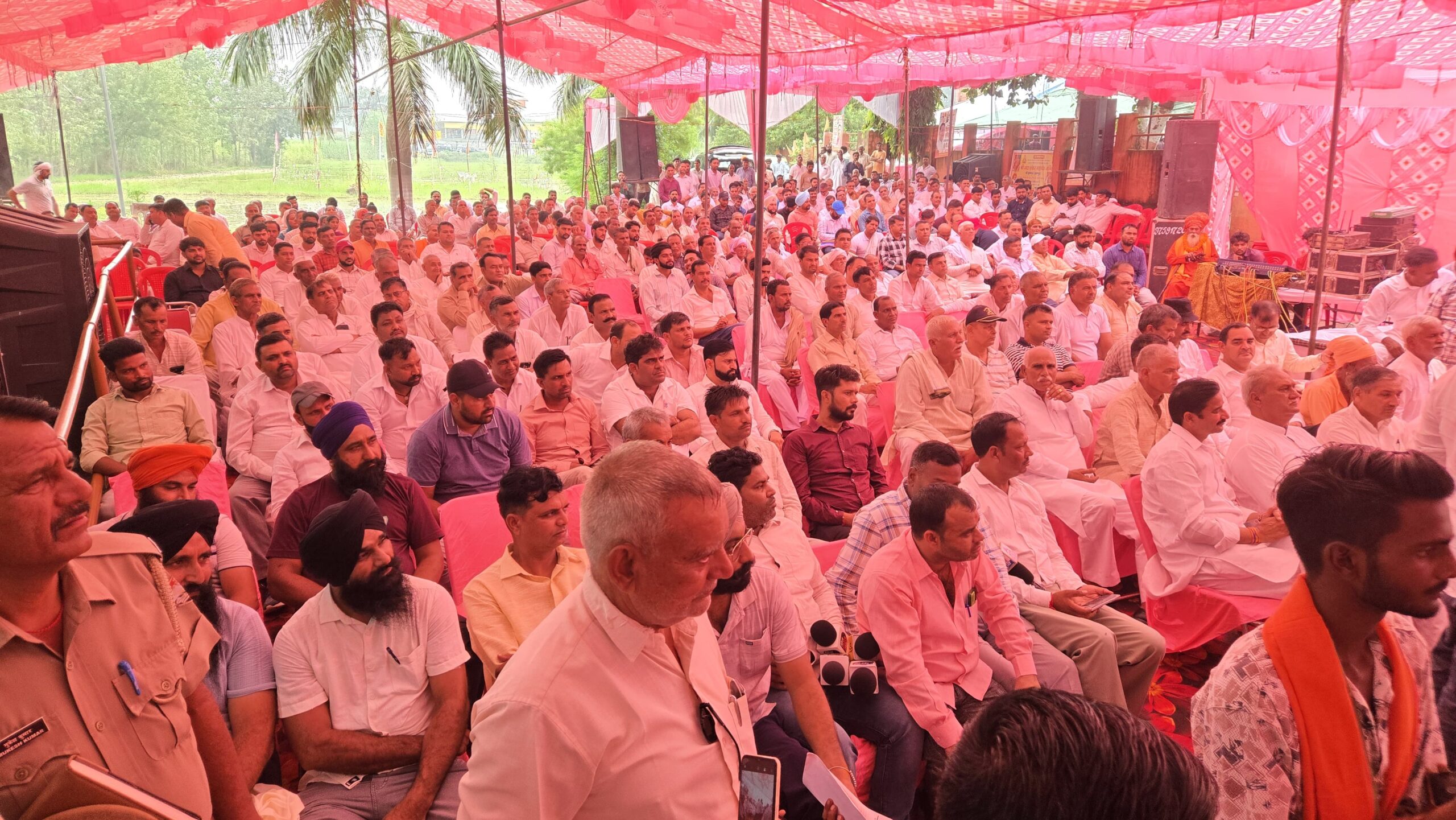 प्रभारी मंत्री सतपाल महाराज ने खानपुर में जलभराव क्षेत्रों के प्रभावित किसानों की समस्याएं सुनीं, बाढ़ नियंत्रण कार्यों की समीक्षा की 2