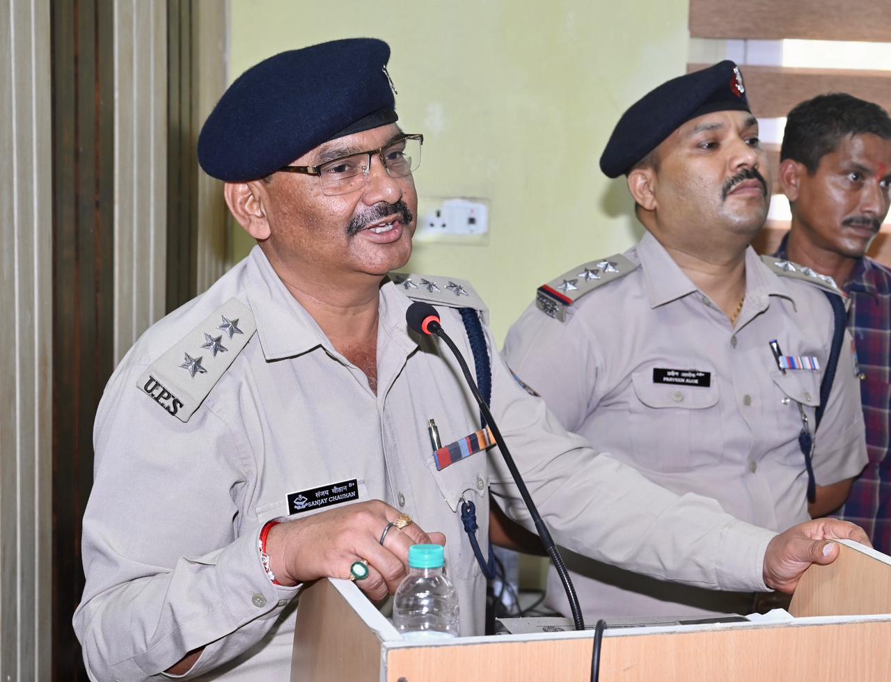 मिश्रित भाव, चैहरे पर खुशी की रौनक भी और आंखों में नमी भी 3
