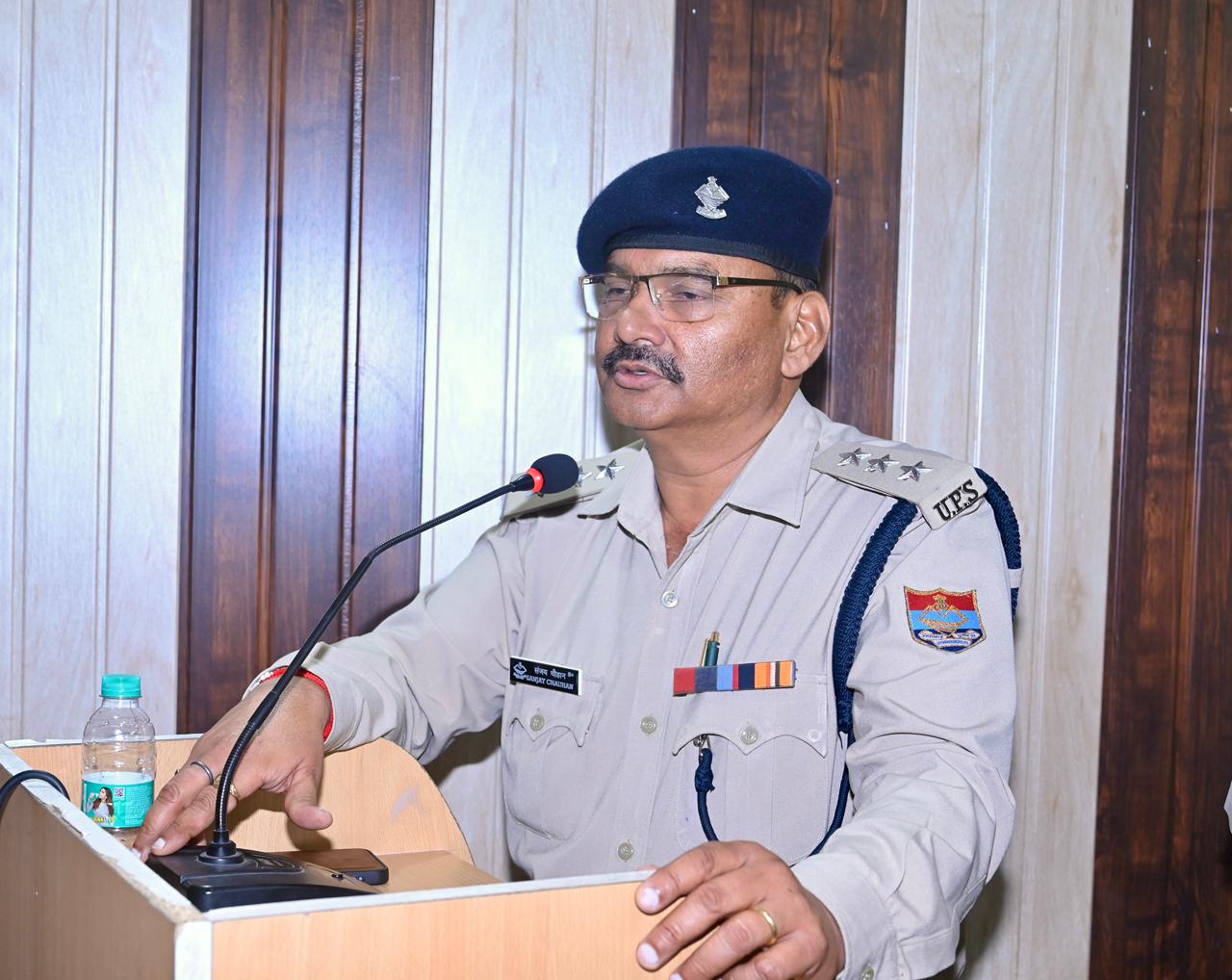 मिश्रित भाव, चैहरे पर खुशी की रौनक भी और आंखों में नमी भी 13