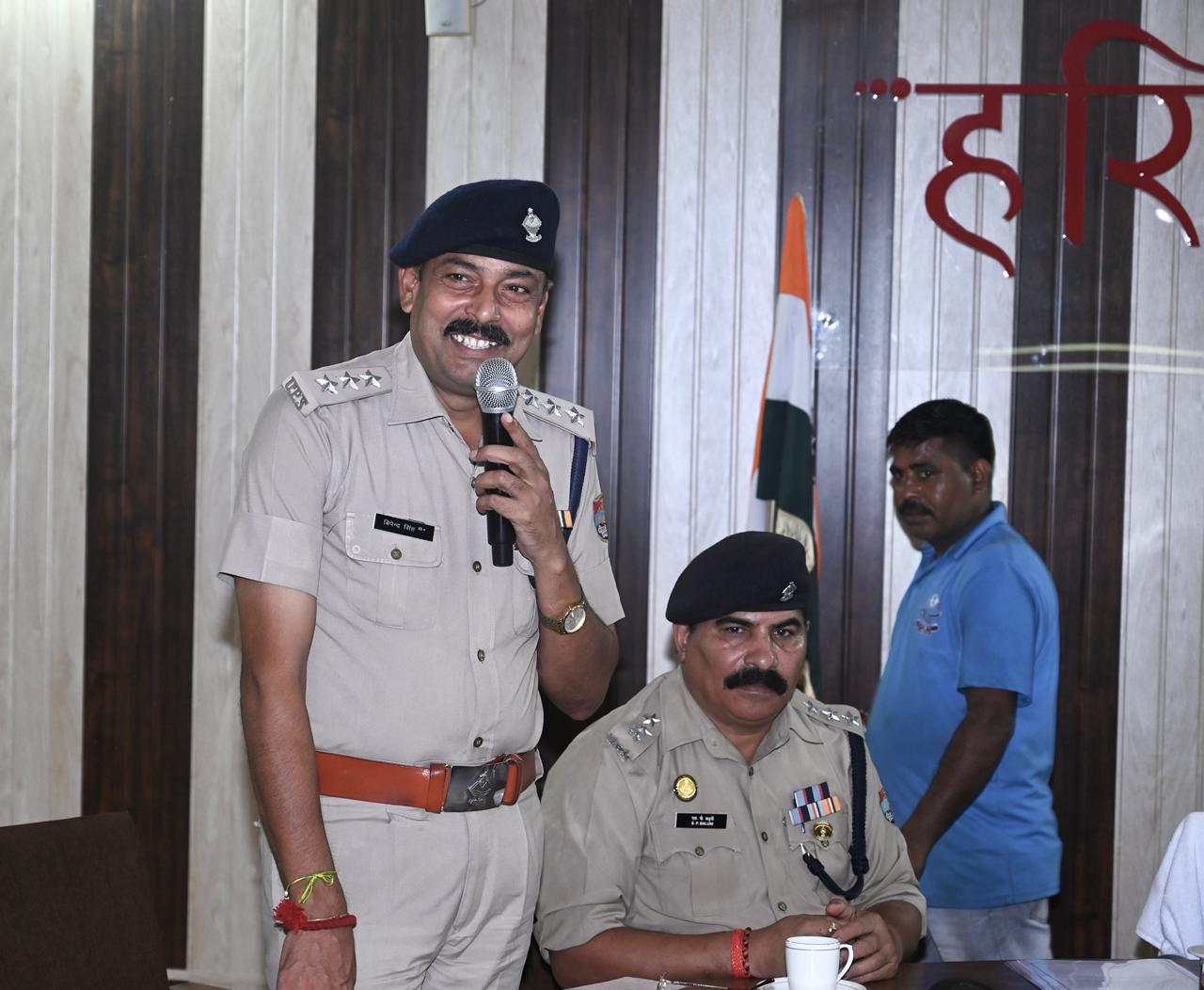 मिश्रित भाव, चैहरे पर खुशी की रौनक भी और आंखों में नमी भी 17
