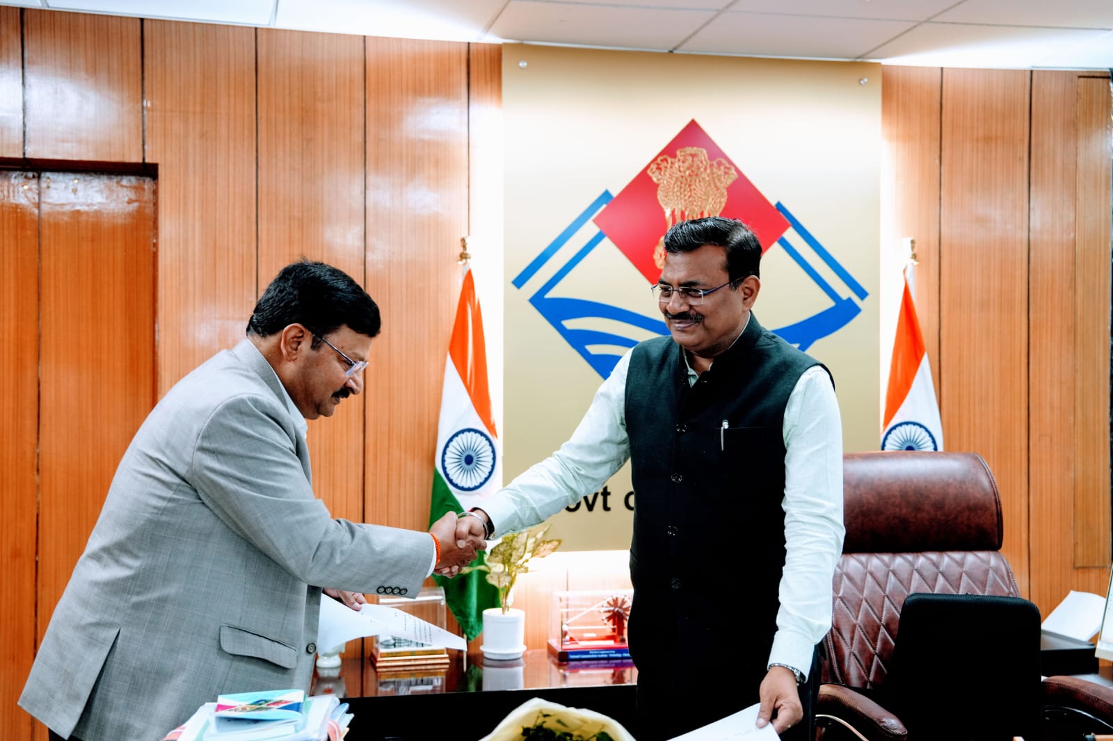 मुख्य सचिव ने सचिवालय में श्री दीपेन्द्र चौधरी को उत्तराखण्ड सेवा का अधिकार आयोग में आयुक्त पद के लिए पद की शपथ दिलाई 2
