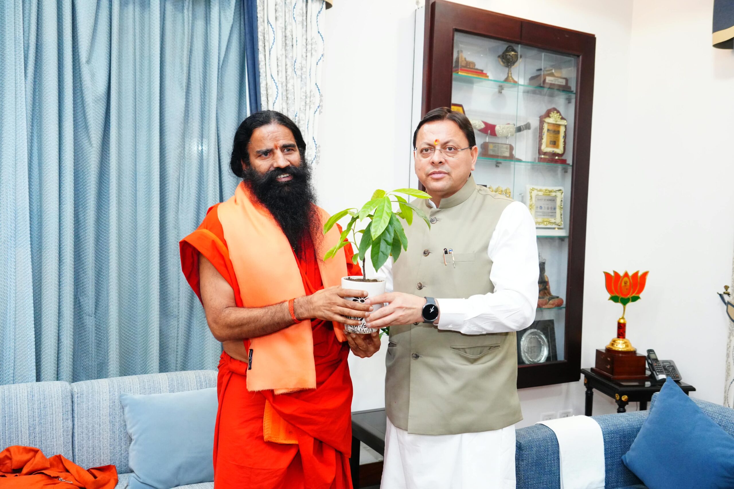 मुख्यमंत्री धामी से मुख्यमंत्री आवास में बाबा रामदेव ने की भेंट 2