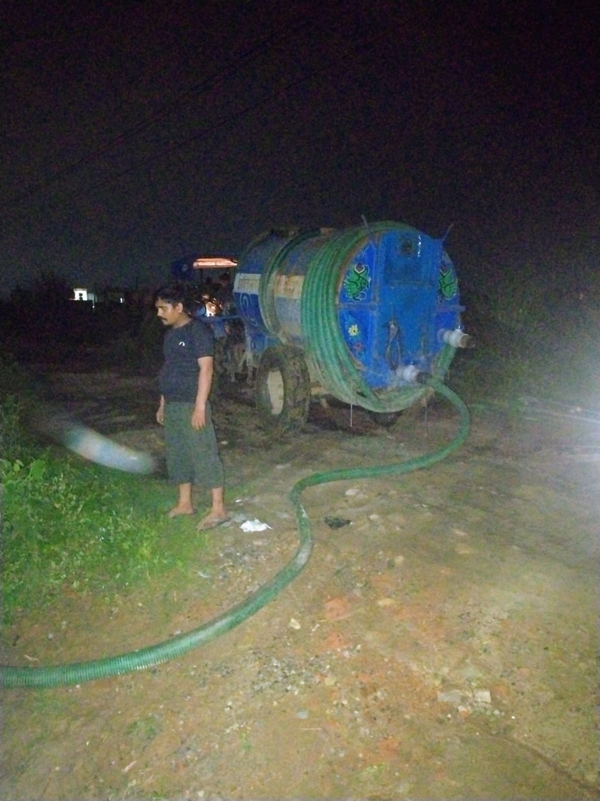 जिलाधिकारी के निर्देशन में सुमननगर बहादराबाद में जलभराव की स्थिति से निपटने के लिए प्रशासन की टीमें लगातार मौके पर तैनात 7