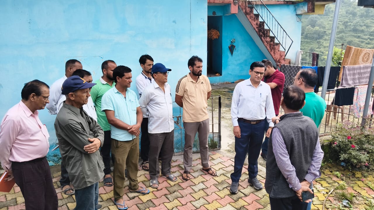 अपर जिलाधिकारी ने सैंजी गांव का भ्रमण कर सुनी ग्रामीणों की समस्याएं, निस्तारण के दिए निर्देश 2
