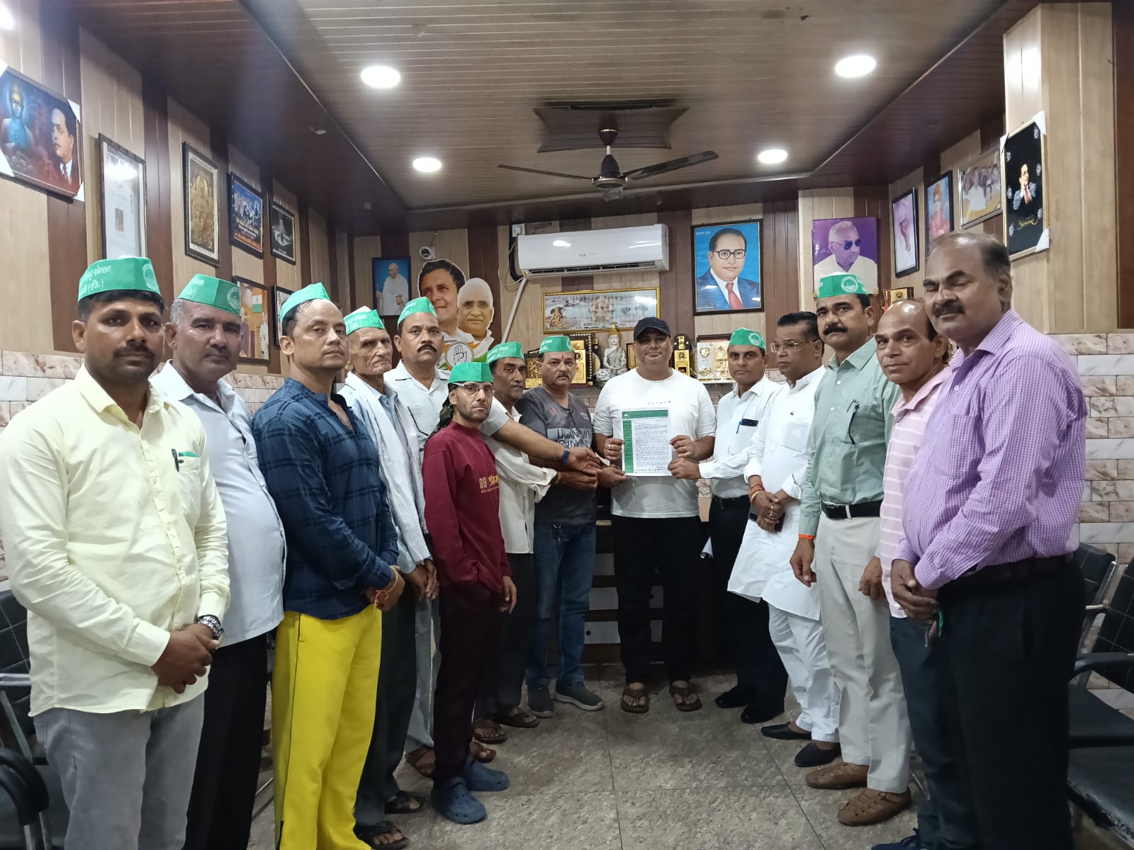 किसान मजदूर संगठन सोसायटी के प्रतिनिधिमंडल ने ज्वालापुर विधायक रवि बहादुर को सौंपा मांग पत्र 3