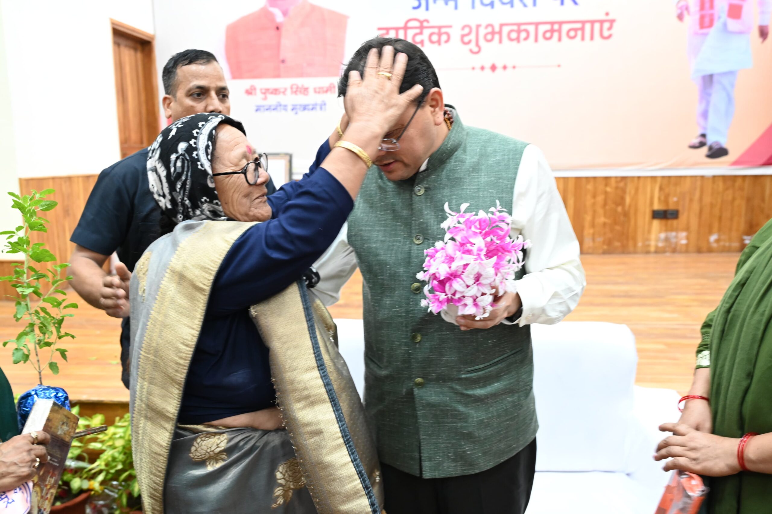 मुख्यमंत्री श्री पुष्कर सिंह धामी के जन्मदिवस पर मुख्यसेवक सदन में उमड़ा जनसैलाब, प्रदेशभर से पहुंचे लोगों ने दी जन्मदिन की बधाई 5