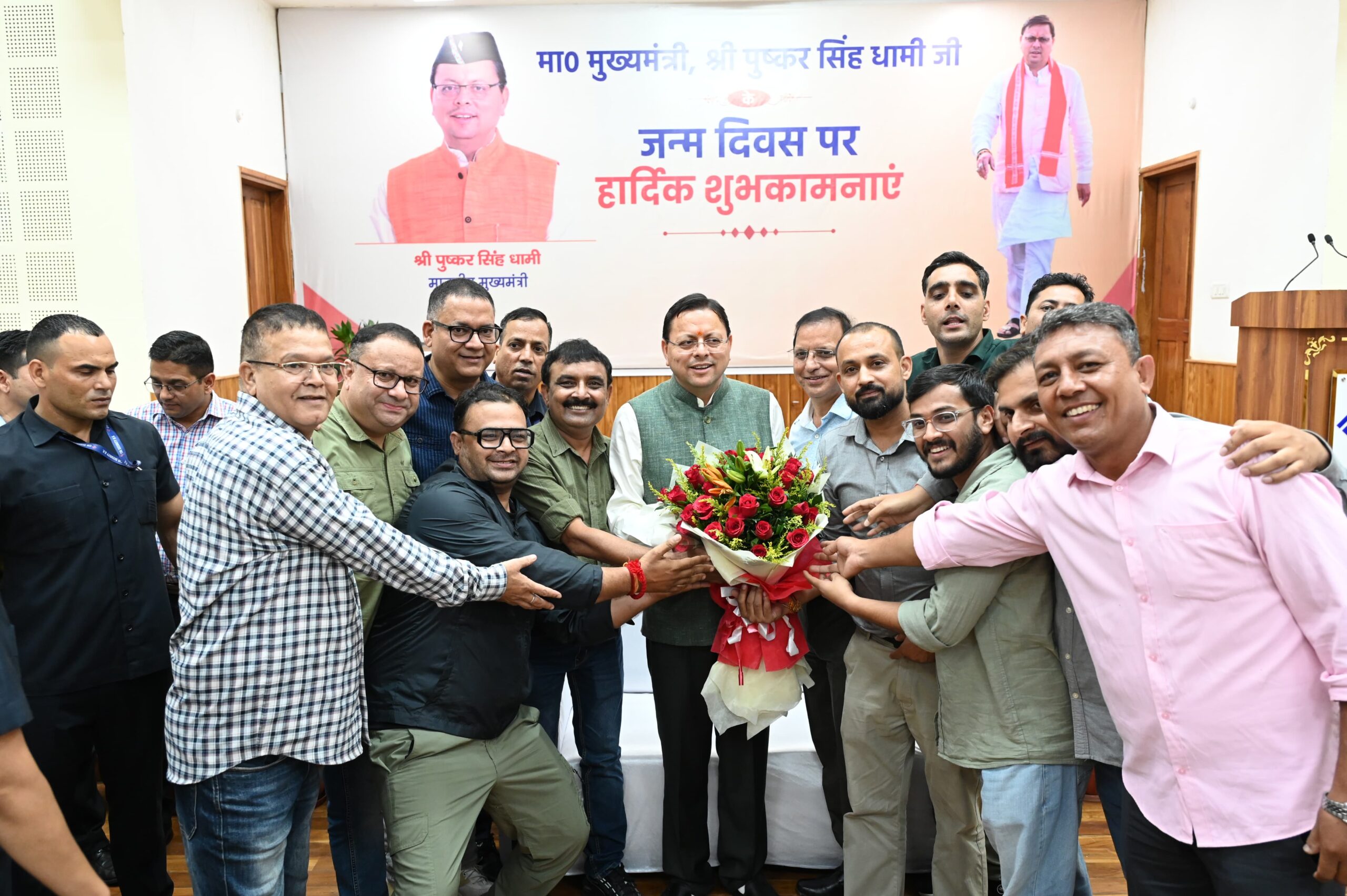 मुख्यमंत्री श्री पुष्कर सिंह धामी के जन्मदिवस पर मुख्यसेवक सदन में उमड़ा जनसैलाब, प्रदेशभर से पहुंचे लोगों ने दी जन्मदिन की बधाई 12