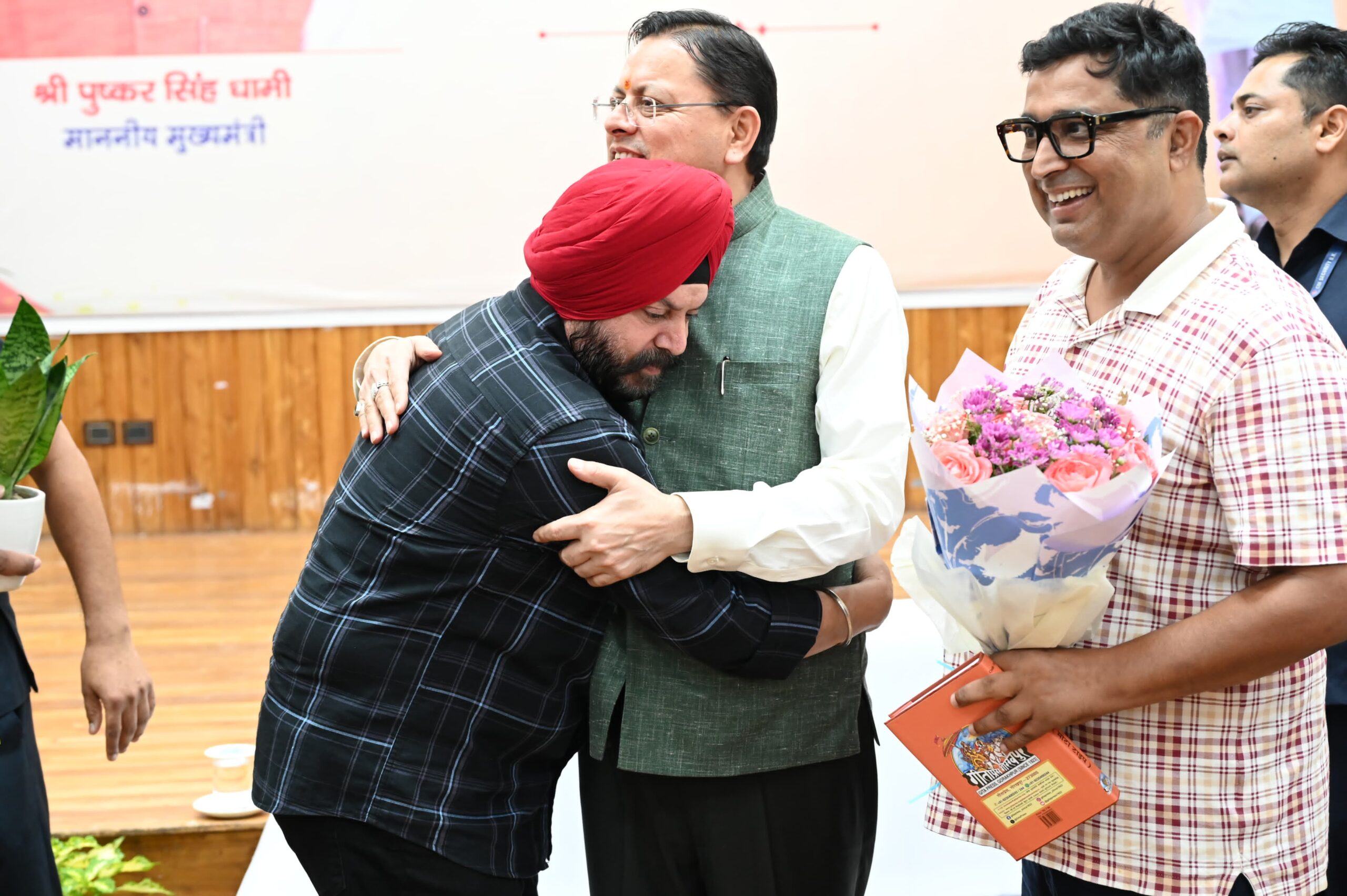 मुख्यमंत्री श्री पुष्कर सिंह धामी के जन्मदिवस पर मुख्यसेवक सदन में उमड़ा जनसैलाब, प्रदेशभर से पहुंचे लोगों ने दी जन्मदिन की बधाई 8