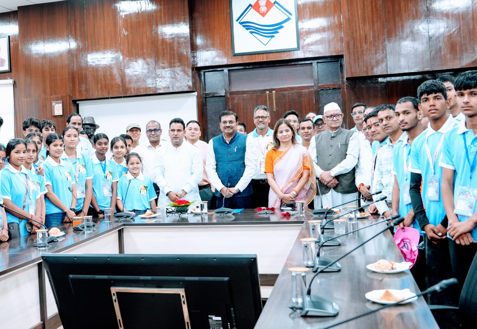 देवप्रयाग विधानसभा क्षेत्र के टॉपर विद्यार्थियों ने मुख्य सचिव से की मुलाकात 2