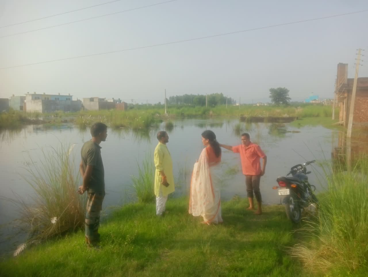 जिलाधिकारी मयूर दीक्षित के निर्देशन में सुमन नगर, बहादराबाद में जलभराव की समस्या के समाधान हेतु संयुक्त निरीक्षण 7