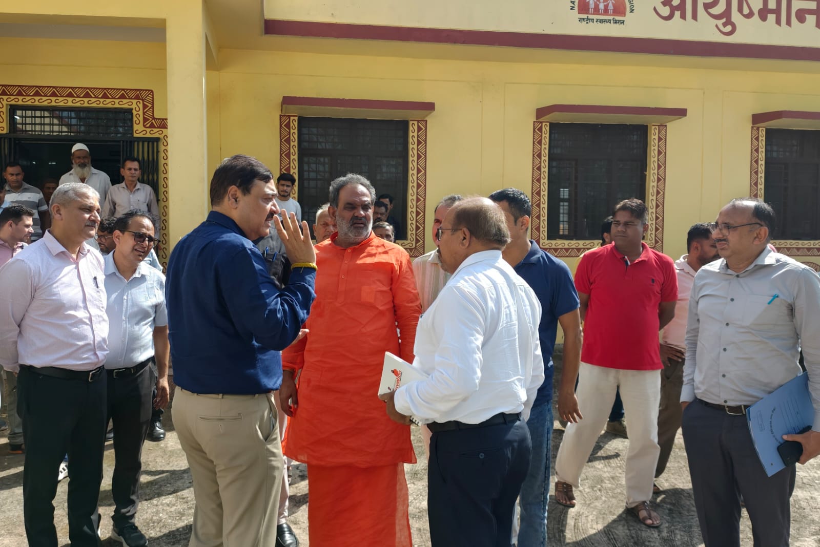 श्यामपुर प्राथमिक स्वास्थ्य केंद्र में शनिवार से ओपीडी सेवा शुरू, स्वास्थ्य सचिव विनय शंकर पांडे एवं स्वामी यतीश्वरानंद ने किया शुभारंभ 3