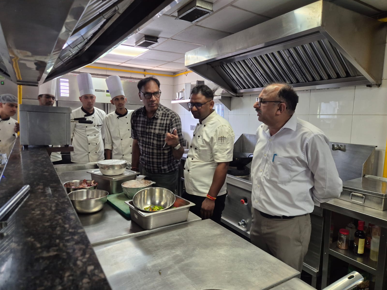 हरिद्वार में खाद्य सुरक्षा विभाग की बड़ी कार्रवाई, होटल-रेस्टोरेंट, डेयरी, नमकीन इकाइयों एवं किराना प्रतिष्ठानों पर छापेमारी 3