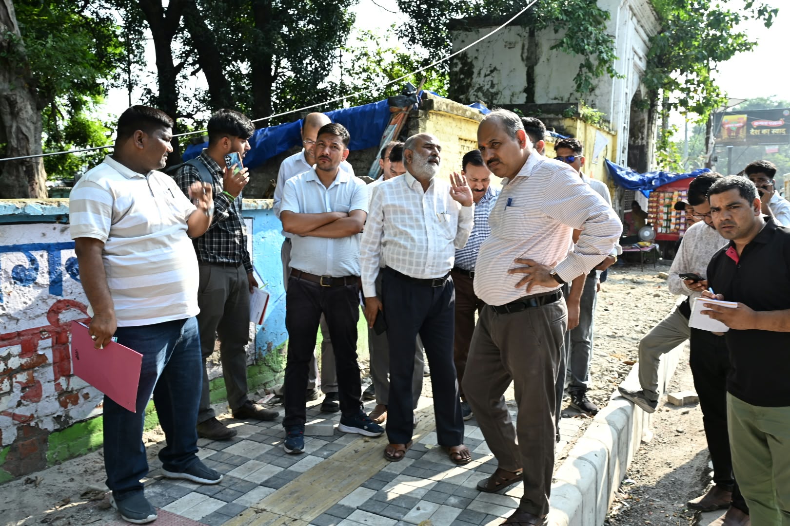भगत सिंह चौक एवं ऋषिकुल क्षेत्र के आस-पास निर्माणधीन फुटपाथ का तकनीकी निरीक्षण, निर्माणाधीन फुटपाथ से संबंधित कार्य विवरण का बोर्ड तत्काल लगाने के निर्देश 3