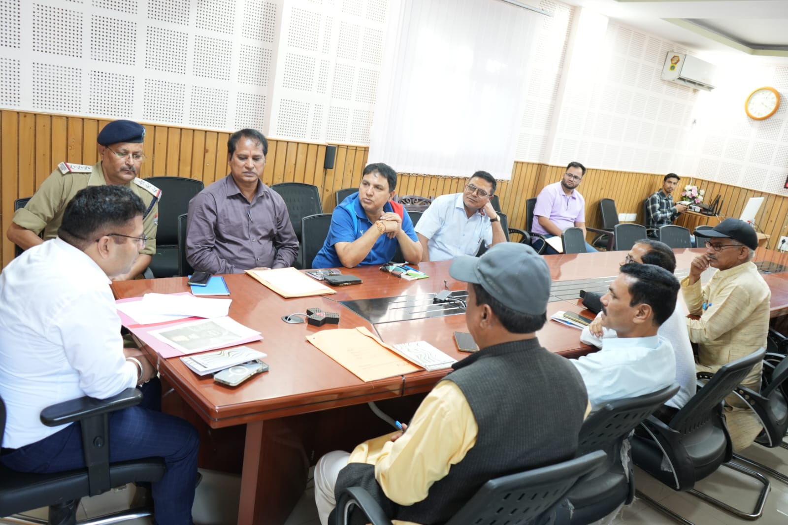 जिलाधिकारी की अध्यक्षता में आयोजित जिला स्तरीय पत्रकार स्थायी समिति की बैठक में पत्रकारों ने रखे विभिन्न सुझाव एवं समस्याएं 3