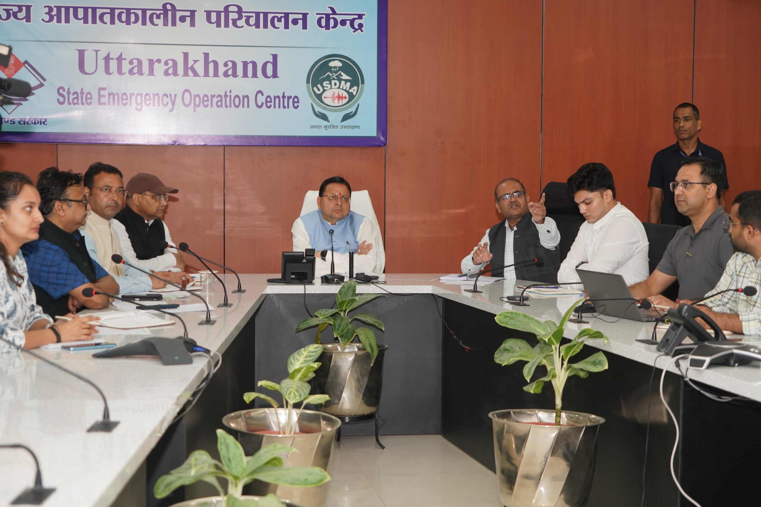 दिल्ली से लौटते ही सीधे राज्य आपातकालीन परिचालन केंद्र पहुंचे सीएम धामी 2