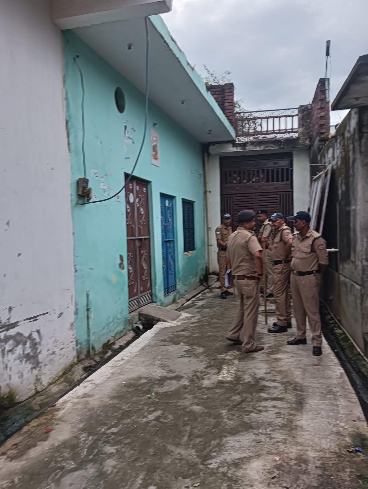 आपराधिक तत्वों के पेंच कसने के लिए एसएसपी नवनीत सिंह के निर्देश पर सड़कों/ गलियों में पहुंची पुलिस 13