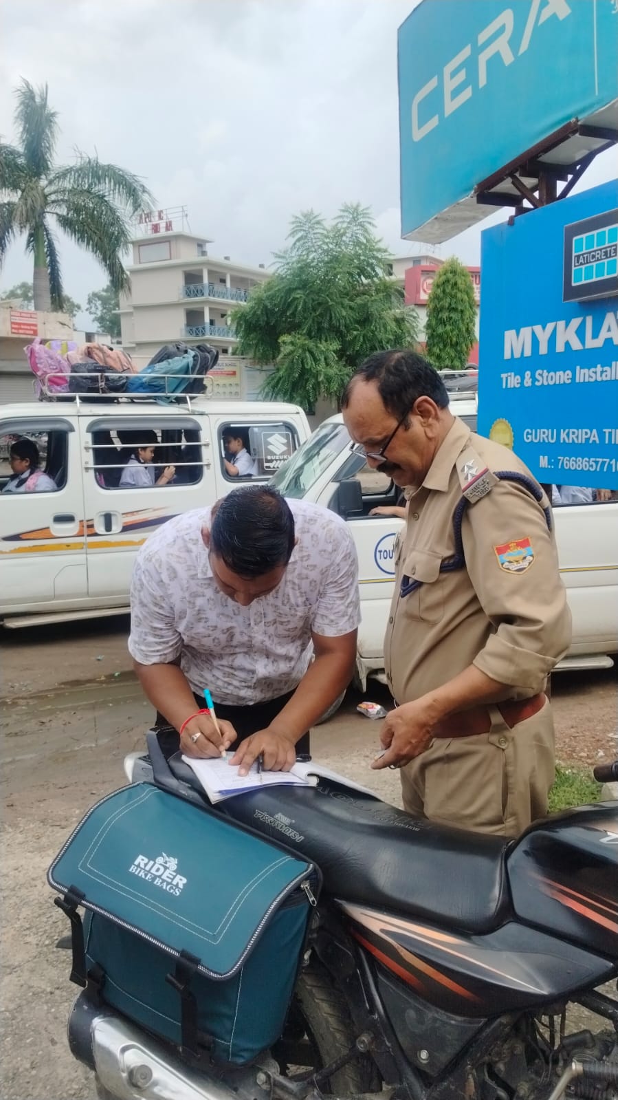 स्कूलों की छुट्टी के समय हरिद्वार पुलिस का विशेष चेकिंग अभियान 23