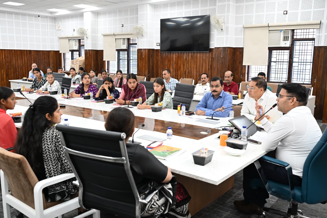 बेटी बचाओ बेटी पढ़ाओ योजना से लाभान्वित छात्राओं से जिलाधिकारी ने किया संवाद, करियर एवं साइबर सुरक्षा सहित विभिन्न विषयों पर हुई चर्चा 3