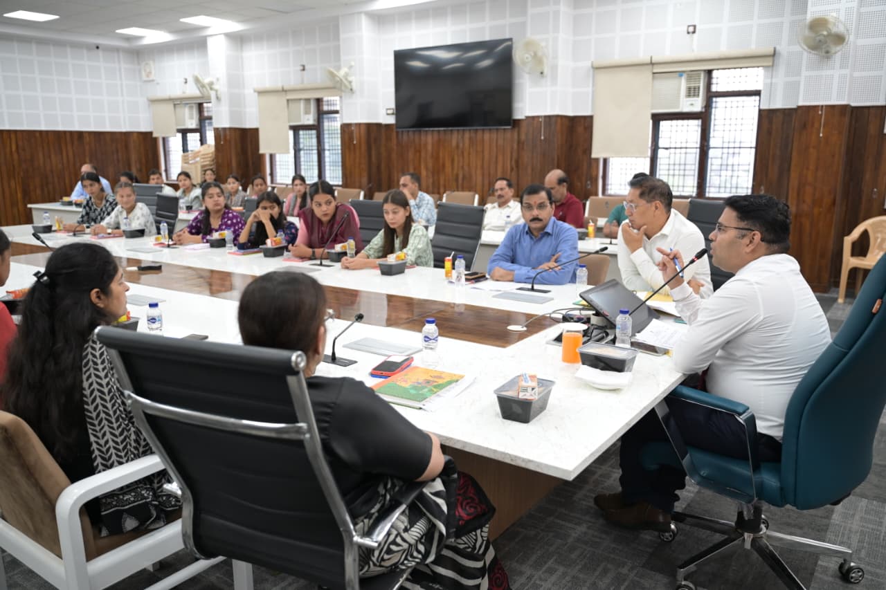 बेटी बचाओ बेटी पढ़ाओ योजना से लाभान्वित छात्राओं से जिलाधिकारी ने किया संवाद, करियर एवं साइबर सुरक्षा सहित विभिन्न विषयों पर हुई चर्चा 4