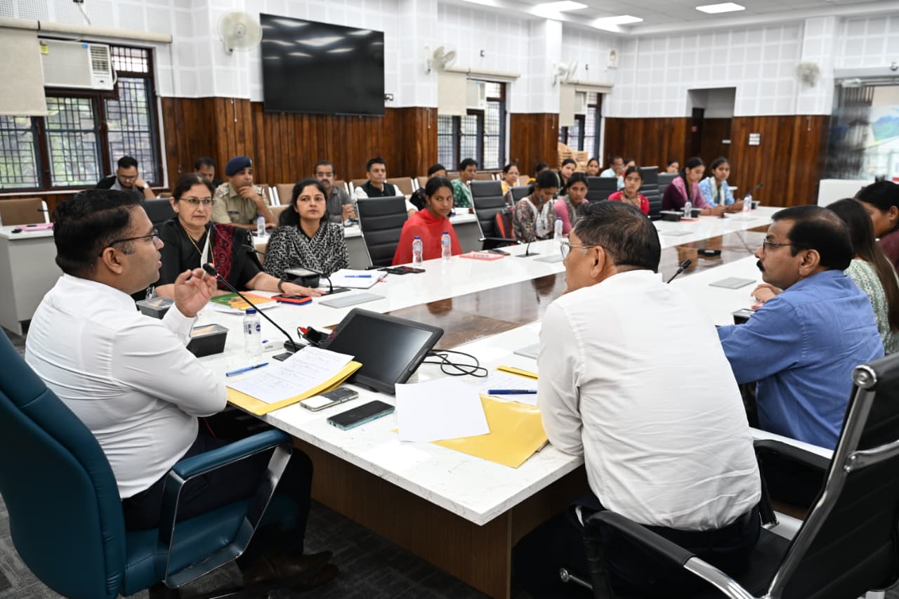 बेटी बचाओ बेटी पढ़ाओ योजना से लाभान्वित छात्राओं से जिलाधिकारी ने किया संवाद, करियर एवं साइबर सुरक्षा सहित विभिन्न विषयों पर हुई चर्चा 2