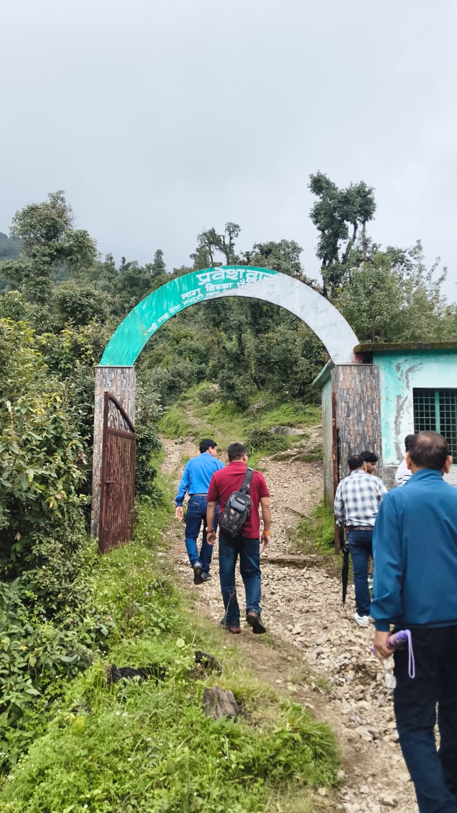 ग्रामीणों ने सड़क सुधारीकरण, ट्रैक मरम्मत, संकेतक, कूड़ेदान व पेयजल सुविधा की मांग रखी 3