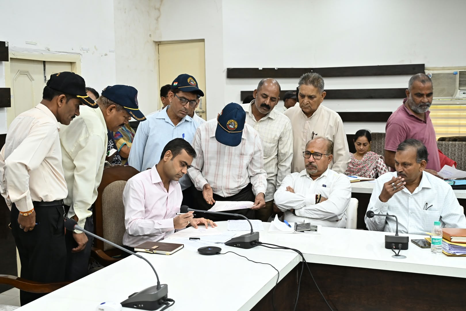 जनपदवासियों की समस्याओं को त्वरित निस्तारण के उदेश्य से अपर जिलाधिकारी वित्त एवं राजस्व वैभव गुप्ता की अध्यक्षता में आयोजित किया जन सुनवाई कार्यक्रम 2