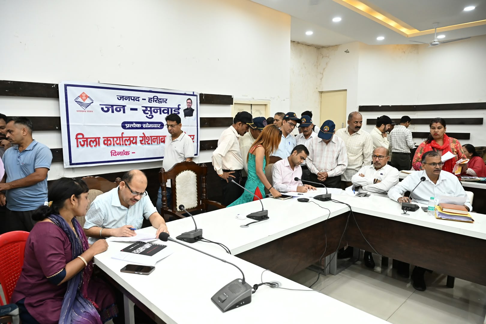 जनपदवासियों की समस्याओं को त्वरित निस्तारण के उदेश्य से अपर जिलाधिकारी वित्त एवं राजस्व वैभव गुप्ता की अध्यक्षता में आयोजित किया जन सुनवाई कार्यक्रम 3