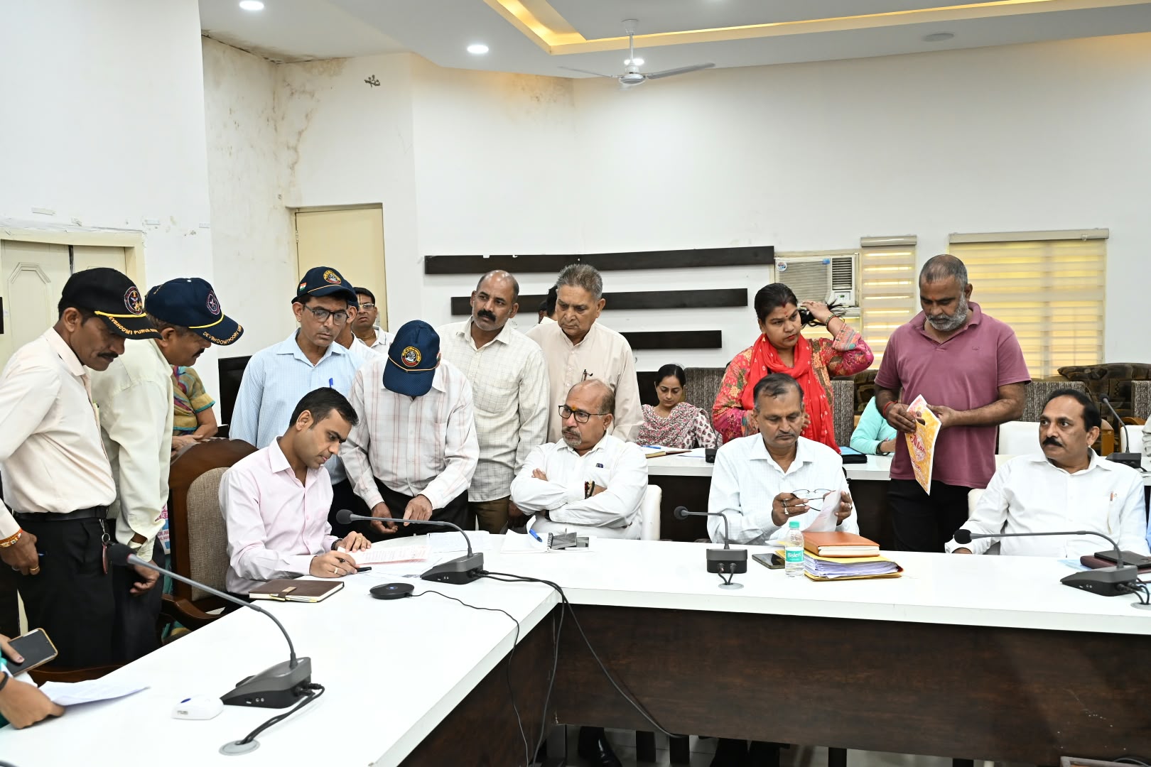 जनपदवासियों की समस्याओं को त्वरित निस्तारण के उदेश्य से अपर जिलाधिकारी वित्त एवं राजस्व वैभव गुप्ता की अध्यक्षता में आयोजित किया जन सुनवाई कार्यक्रम 4