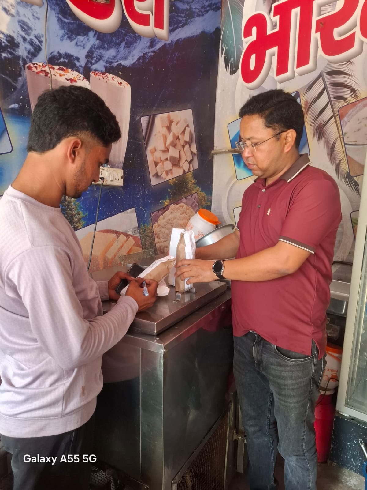 खाद्य संरक्षा एवं औषधि प्रशासन विभाग की टीम ने हरिद्वार नगर निगम क्षेत्र में औद्योगिक इकाइयों, ढाबों, रेस्टोरेंट और डेयरियों का किया सघन निरीक्षण 5