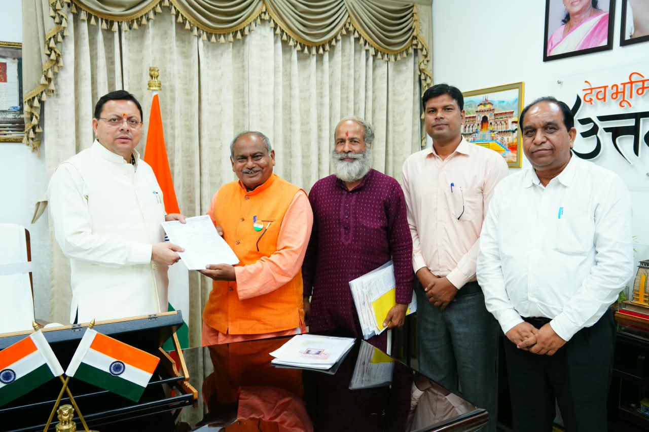 स्वतंत्रता सेनानी उत्तराधिकारी परिवार समिति के प्रतिनिधिमंडल ने मुख्यमंत्री श्री पुष्कर सिंह धामी से की भेंट 2