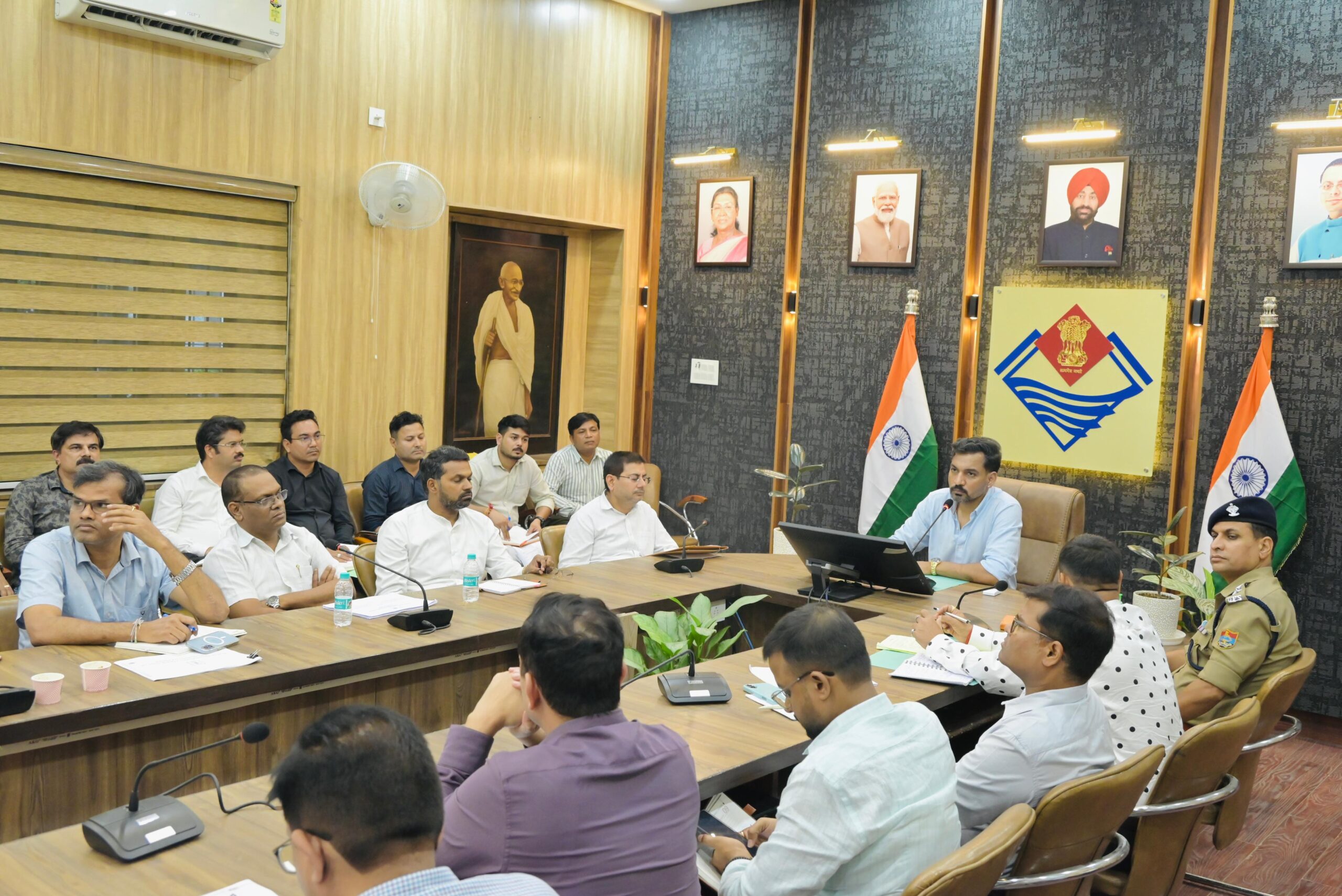 जनसुरक्षा व जन सुविधा से समझौता नही; गतिमान कार्य युद्धस्तर पर करें पूर्ण: डीएम 4