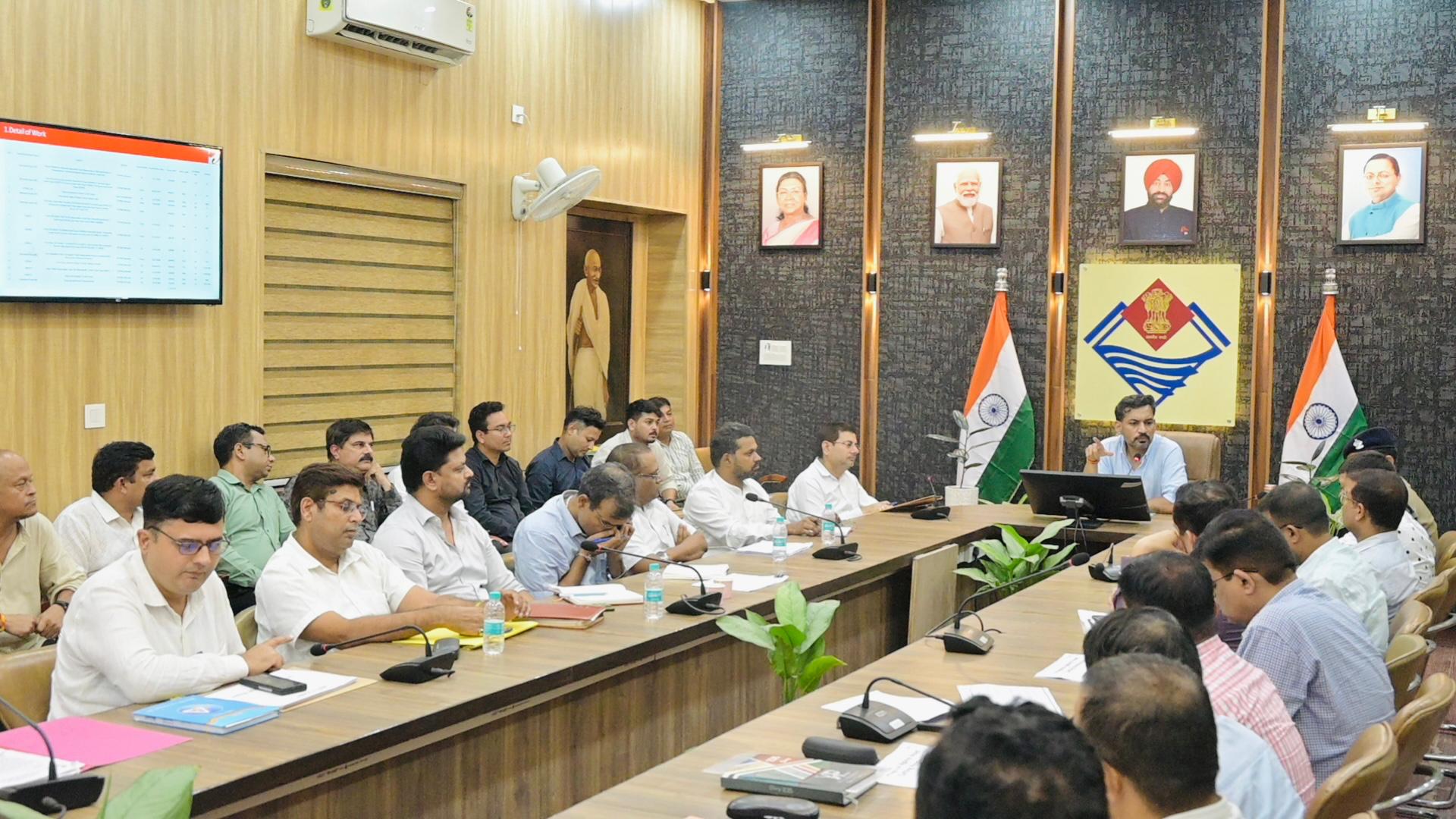 जनसुरक्षा व जन सुविधा से समझौता नही; गतिमान कार्य युद्धस्तर पर करें पूर्ण: डीएम 2