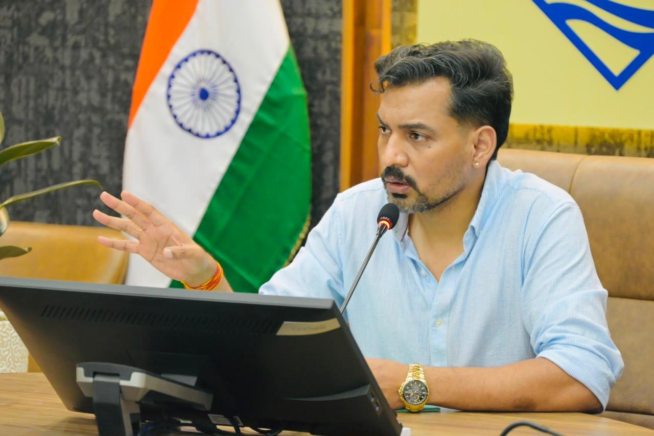 जनसुरक्षा व जन सुविधा से समझौता नही; गतिमान कार्य युद्धस्तर पर करें पूर्ण: डीएम 3