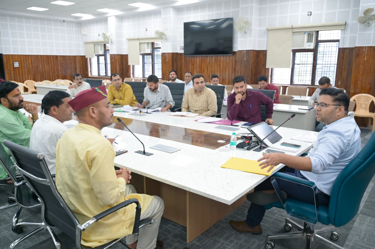 पात्र परिवारों को हर हाल में मिले प्रधानमंत्री आवास योजना का लाभ: जिलाधिकारी 2