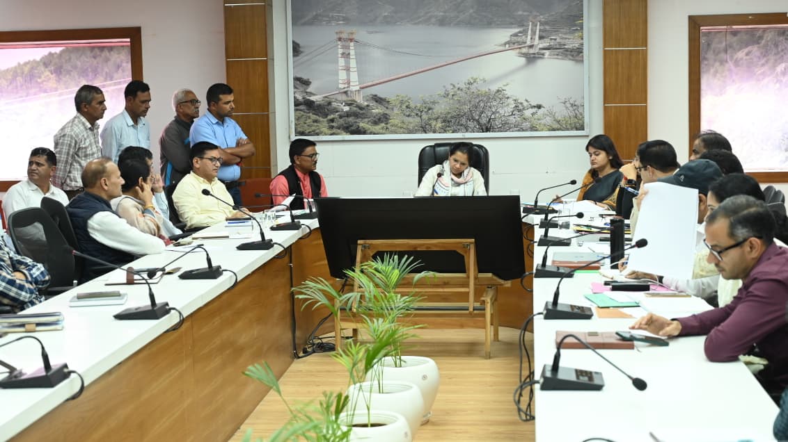 जिलाधिकारी ने जनता दरबार में सुनी जनसमस्याएं, समयबद्ध निस्तारण के निर्देश 2