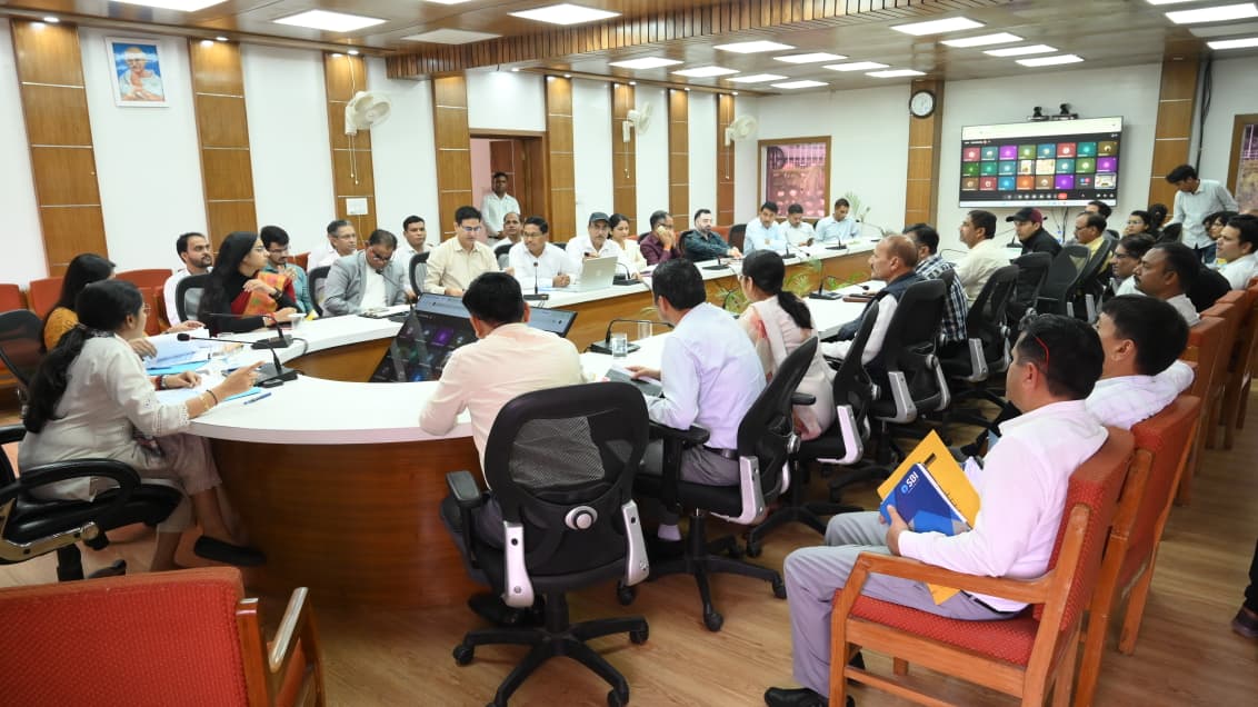 जिलाधिकारी ने जनता दरबार में सुनी जनसमस्याएं, समयबद्ध निस्तारण के निर्देश 3