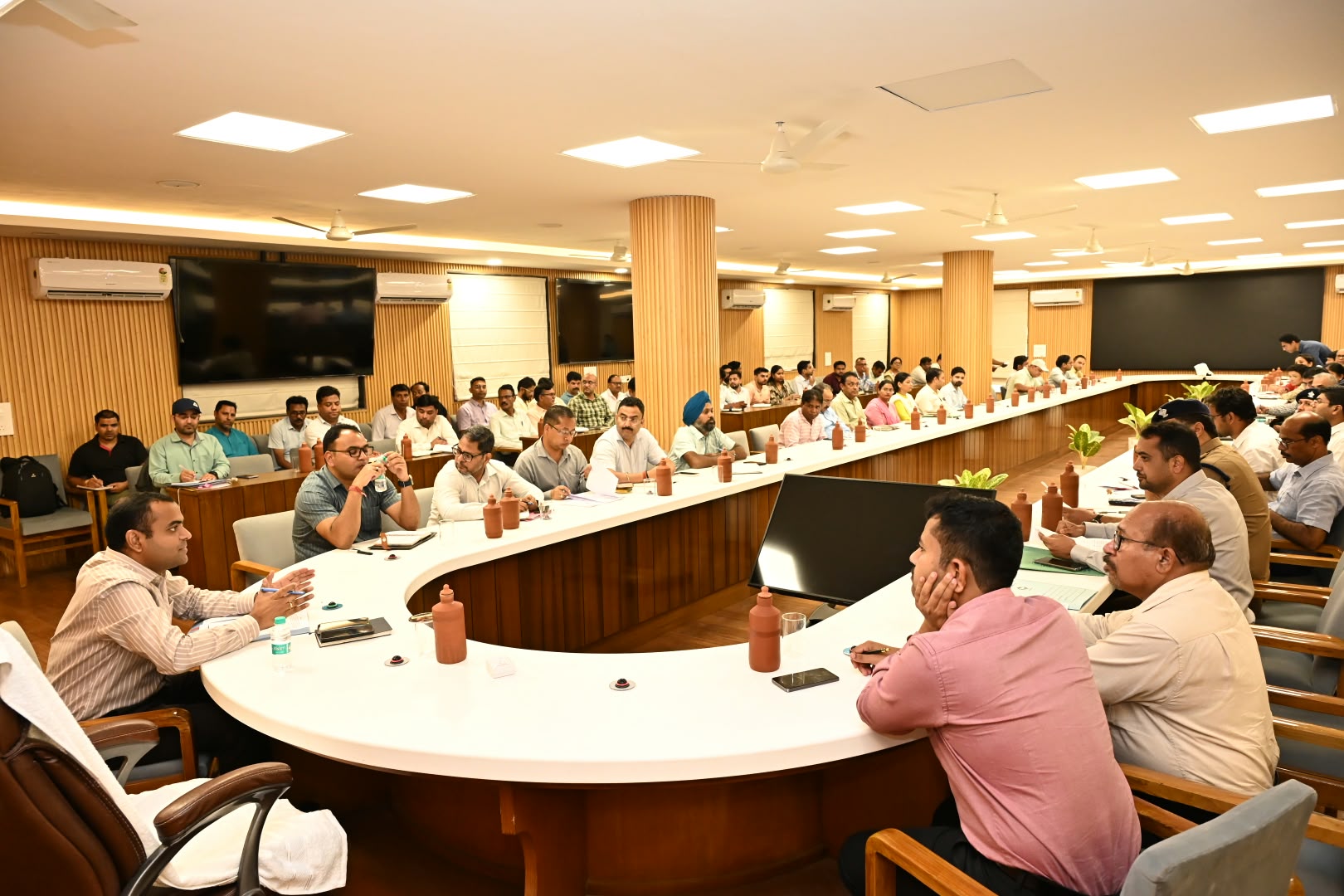 जनपद की सभी सड़कों को गड्ढामुक्त बनाने के लिए जिलाधिकारी ने दिए सख्त निर्देश 2