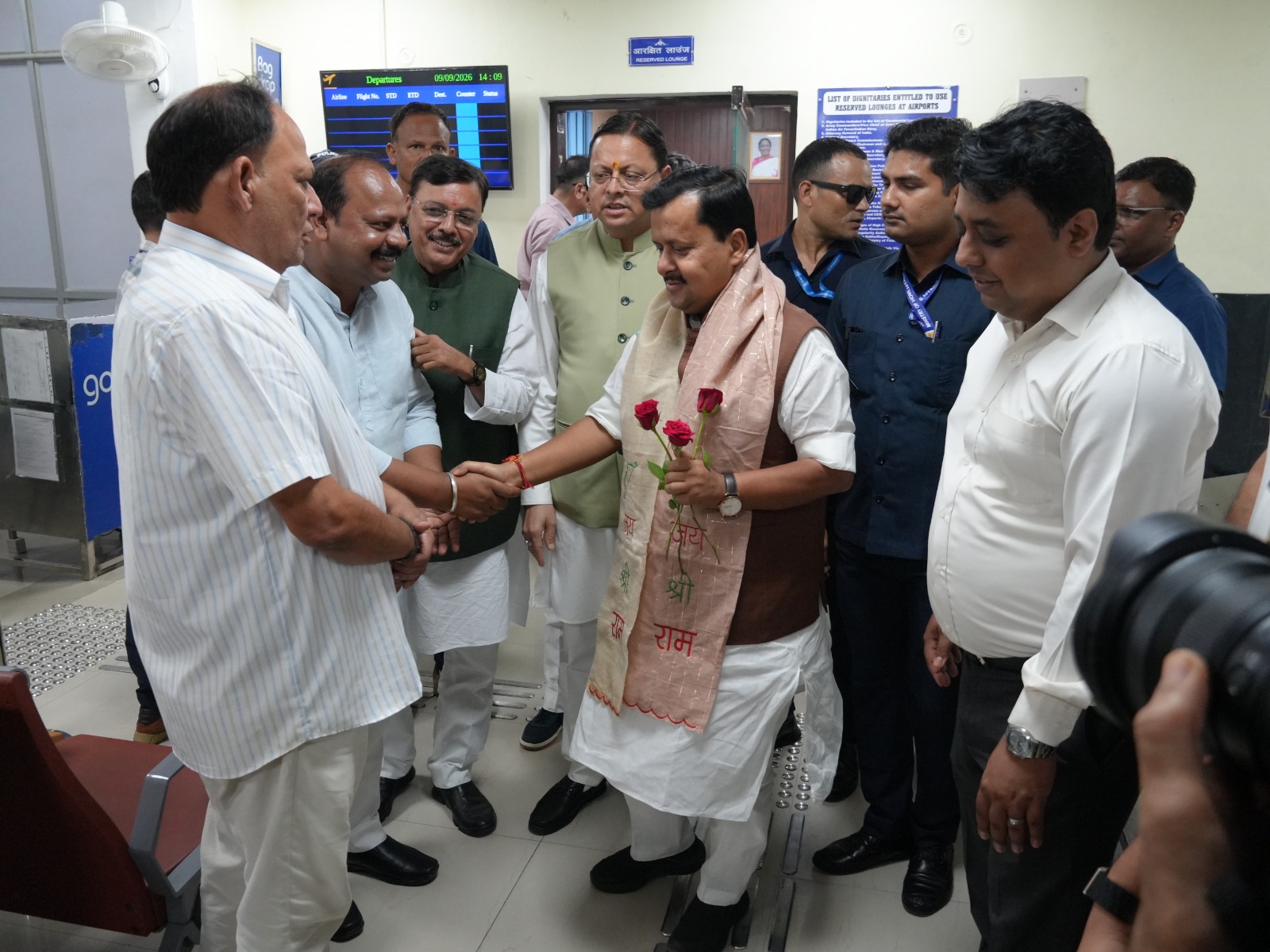 मुख्यमंत्री ने राष्ट्रीय अध्यक्ष भाजपा नितिन नवीन के पंतनगर एयरपोर्ट पहुँचने पर पुष्पगुच्छ देकर स्वागत किया 4