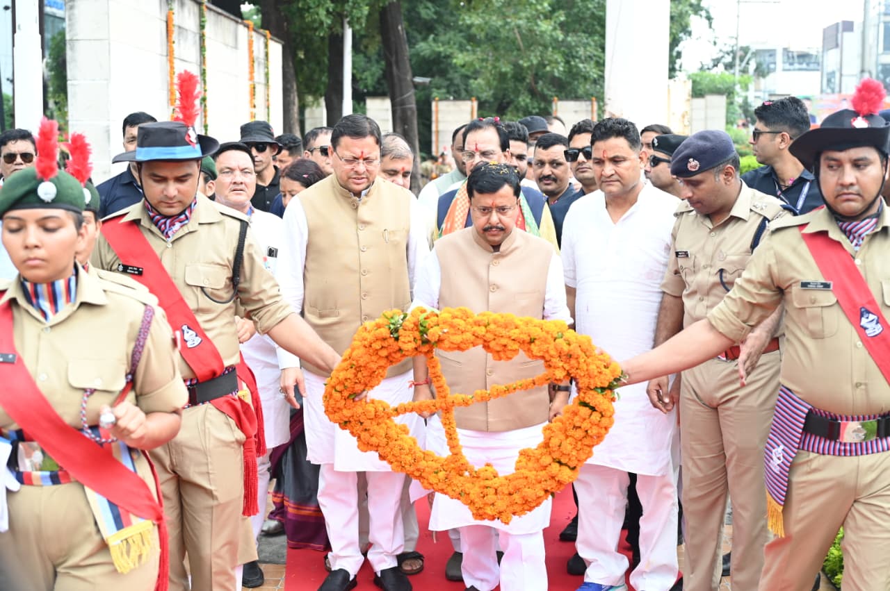 धामी ने हल्द्वानी स्थित शहीद स्मारक पहुंचकर अमर शहीदों को नमन किया और पुष्पांजलि अर्पित कर उन्हें श्रद्धांजलि दी 3