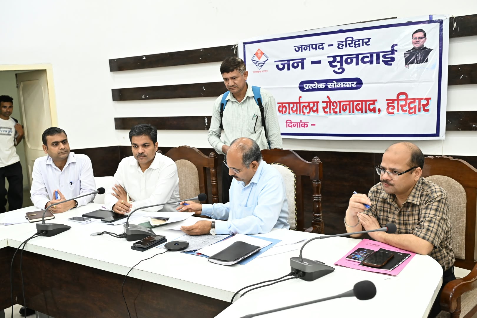जनपदवासियों की समस्याओं को त्वरित निस्तारण के उदेश्य से जिलाधिकारी मयूर दीक्षित के निर्देशन में मुख्य विकास अधिकारी डॉ ललित नारायण मिश्र की अध्यक्षता में आयोजित किया गया जन सुनवाई कार्यक्रम 2