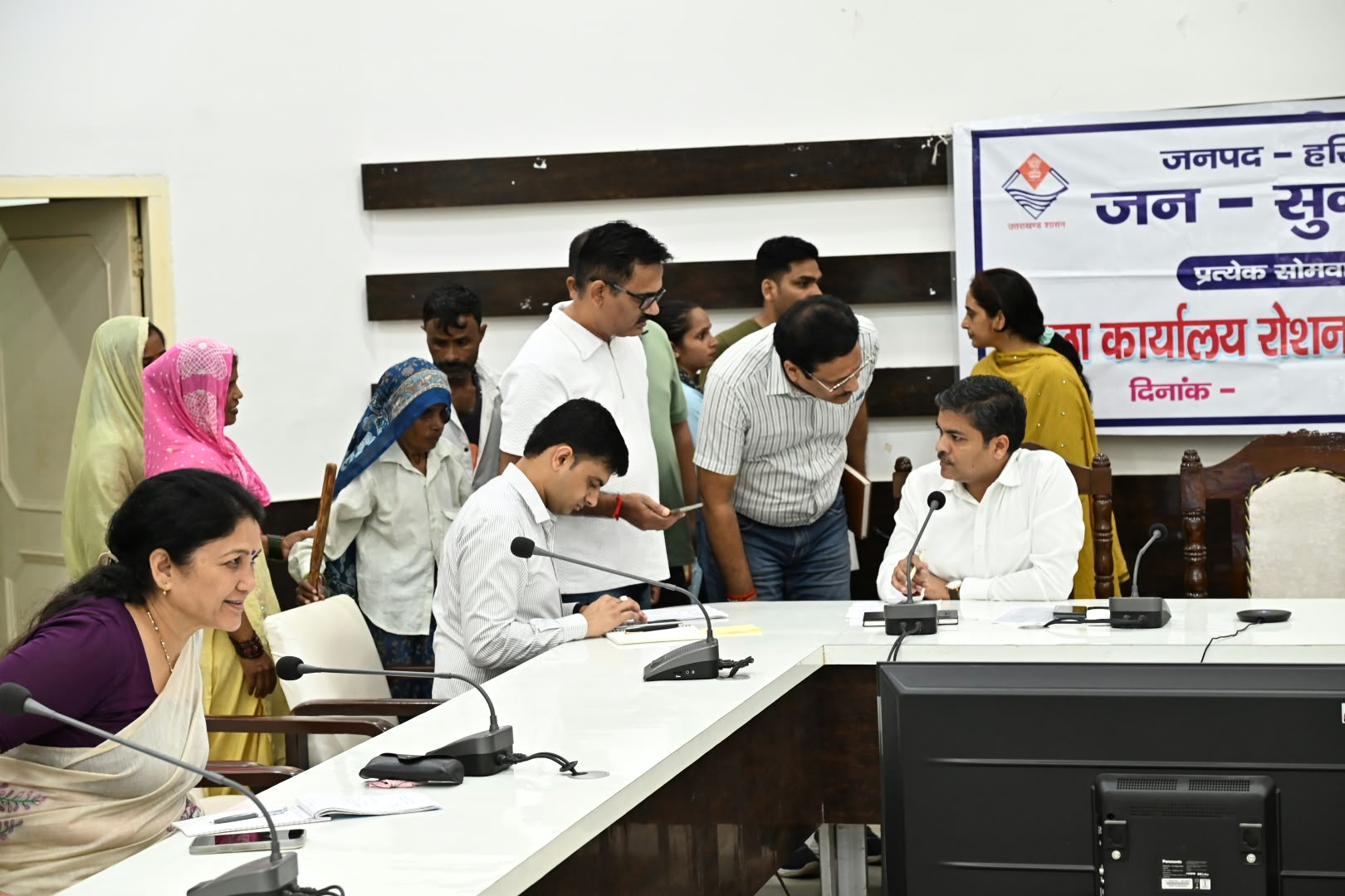 जनपदवासियों की समस्याओं को त्वरित निस्तारण के उदेश्य से जिलाधिकारी मयूर दीक्षित के निर्देशन में मुख्य विकास अधिकारी डॉ ललित नारायण मिश्र की अध्यक्षता में आयोजित किया गया जन सुनवाई कार्यक्रम 3