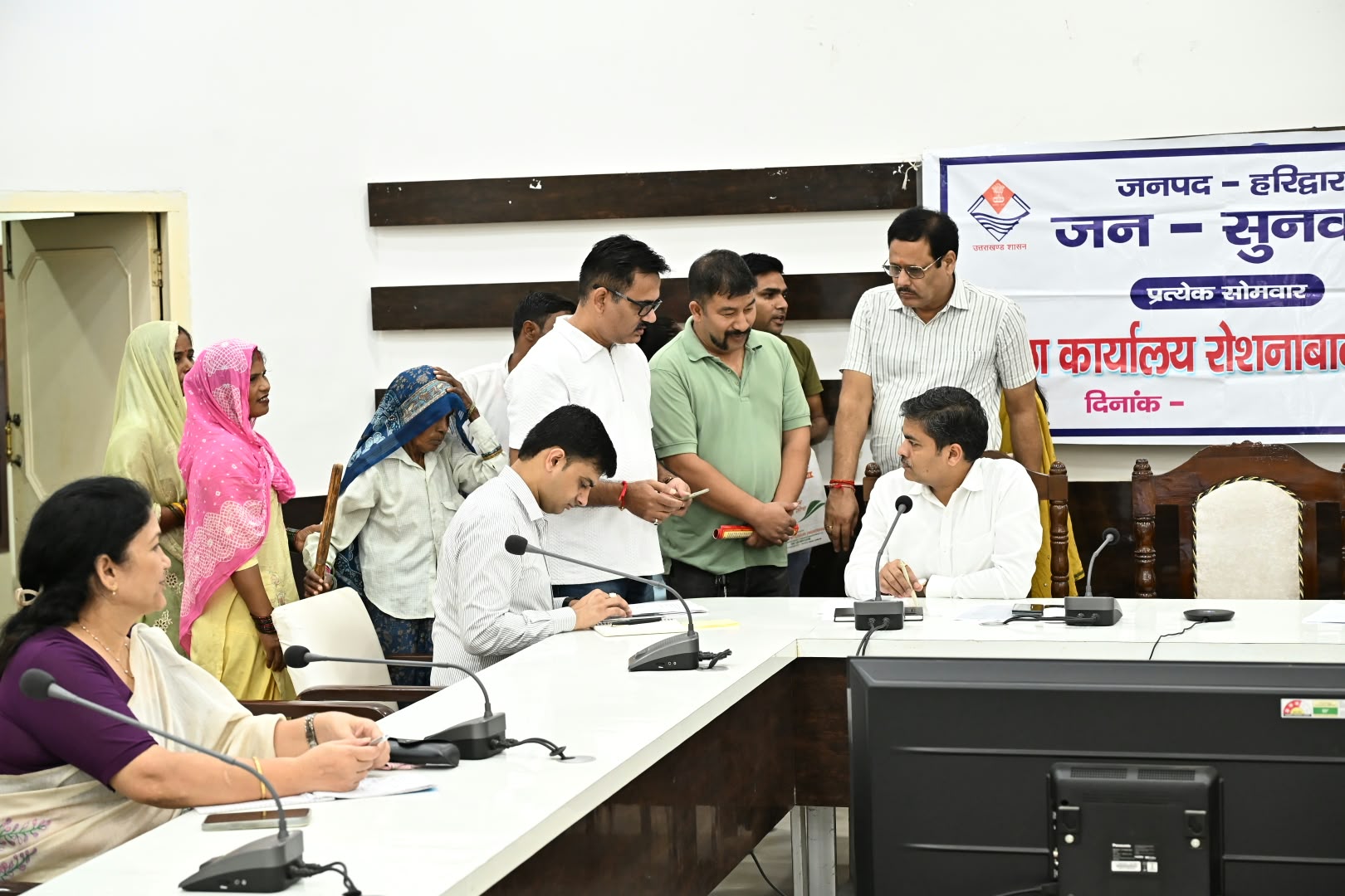 जनपदवासियों की समस्याओं को त्वरित निस्तारण के उदेश्य से जिलाधिकारी मयूर दीक्षित के निर्देशन में मुख्य विकास अधिकारी डॉ ललित नारायण मिश्र की अध्यक्षता में आयोजित किया गया जन सुनवाई कार्यक्रम 4