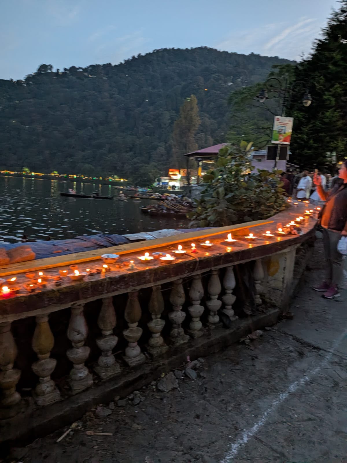 आशीर्वाद का दीया’ से रोशन हुआ नैनीताल, जनपद में जले 2.51 लाख दीपक 9
