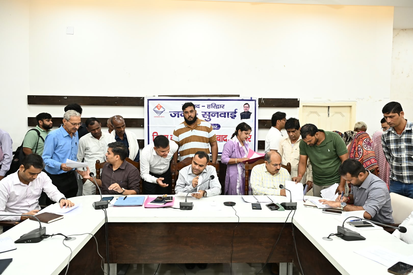 जनपद वासियों की समस्याओं को त्वरित निस्तारण के उदेश्य से जिलाधिकारी मयूर दीक्षित की अध्यक्षता में प्रत्येक सोमवार को आयोजित किया जा रहा है जन सुनवाई कार्यक्रम