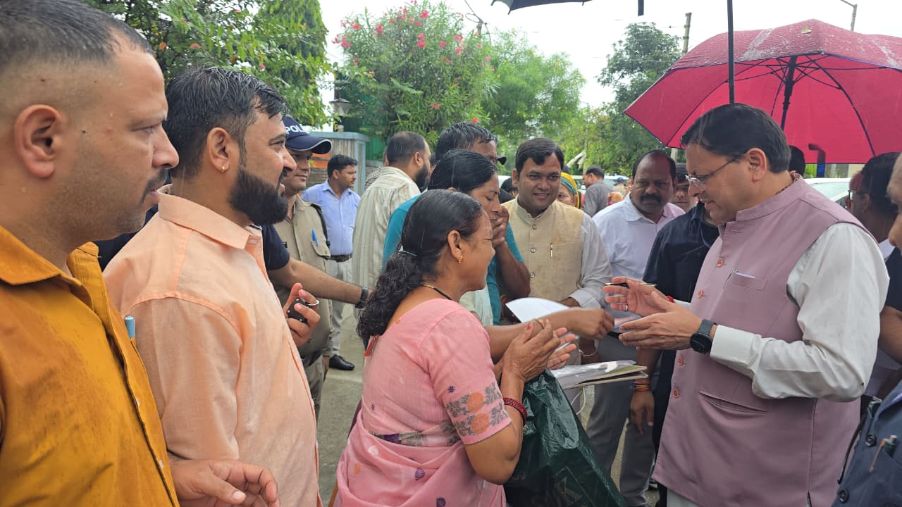 मुख्यमंत्री ने लोहियाहैड हैलीपैड एवं अपने निजी आवास में सुनीं,जनसमस्याएं अधिकारियों को दिए त्वरित समाधान के निर्देश 3