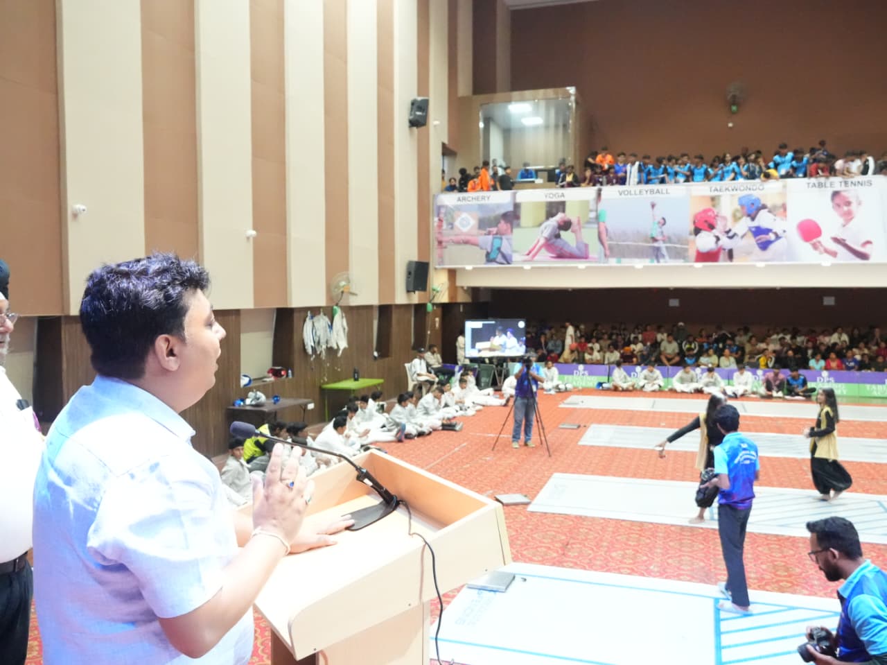 जिलाधिकारी नितिन सिंह भदौरिया ने शनिवार को एक निजी विद्यालय में आयोजित नेशनल फेंसिंग चैंपियनशिप कार्यक्रम में बतौर मुख्य अतिथि के रूप में प्रतिभाग किया 3