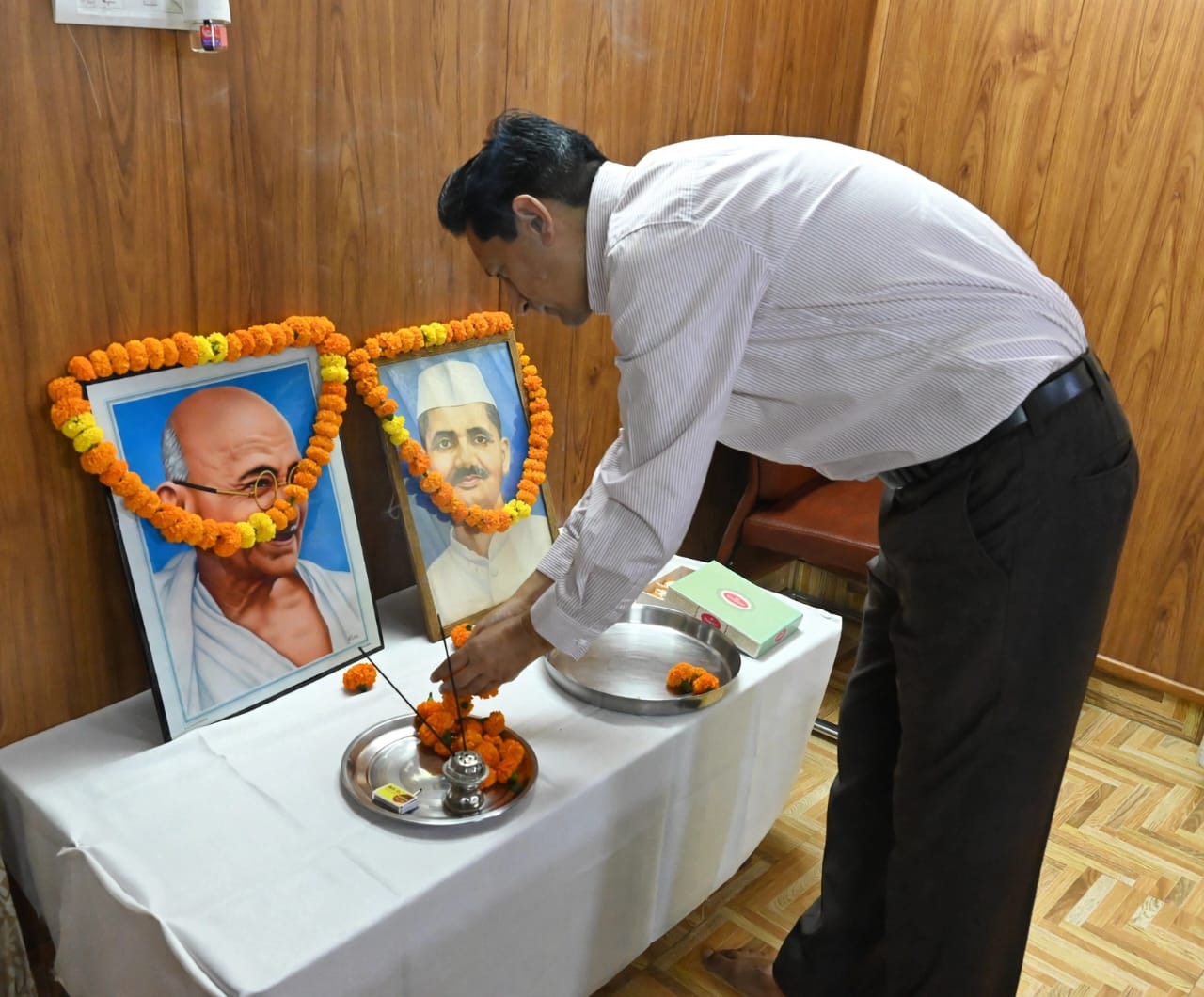 राष्ट्र निर्माण में व देश को परतंत्रता (गुलामी) से मुक्त करने में (महात्मा गांधी और लाल बहादुर शास्त्री) विशेष भूमिका रही:कुमाऊं आयुक्त 3